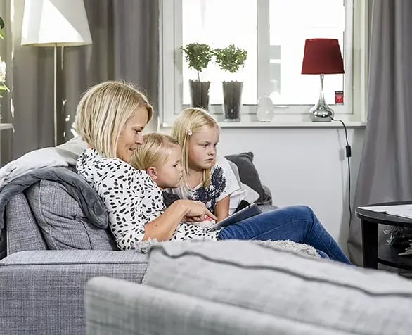 Family_in_sofa_SE