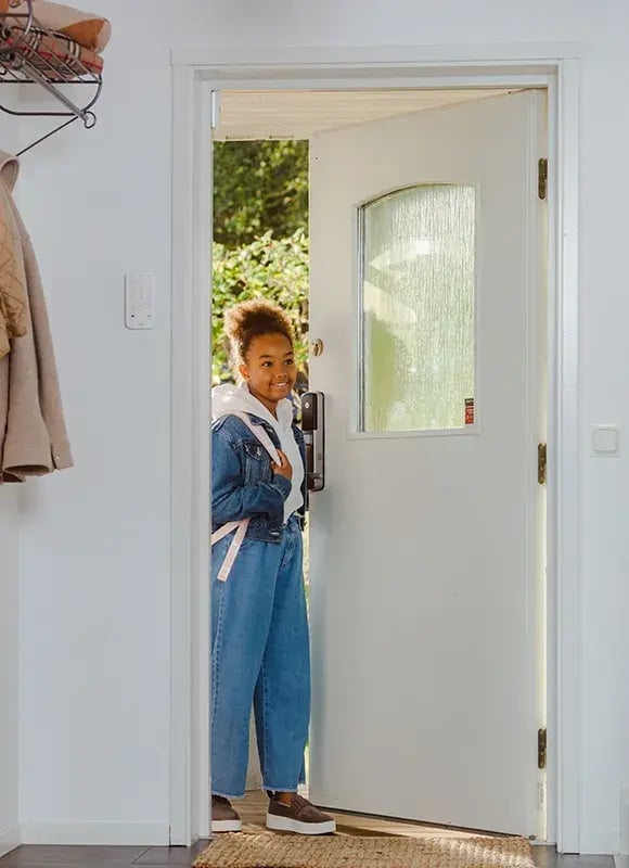 Girl coming home Smart lock_SE