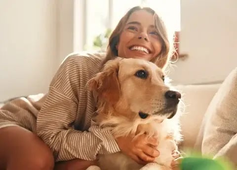 Larm_husdjur_kvinna_hund