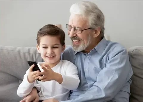 Larm_seniorer_morfar_barnbarn