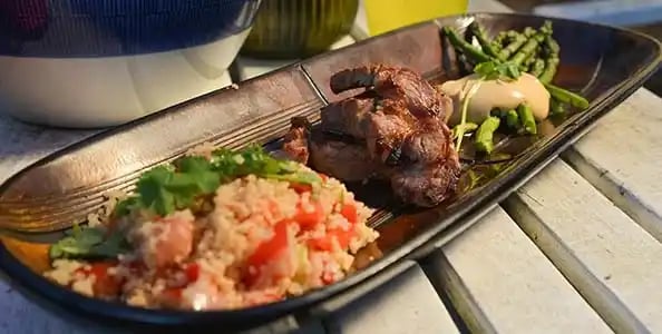 Asiatisk fläskkarré med sparris, couscous och sojamajo