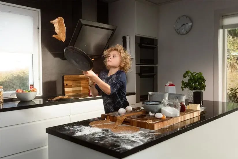 kids-home-alone-fliping-pancake