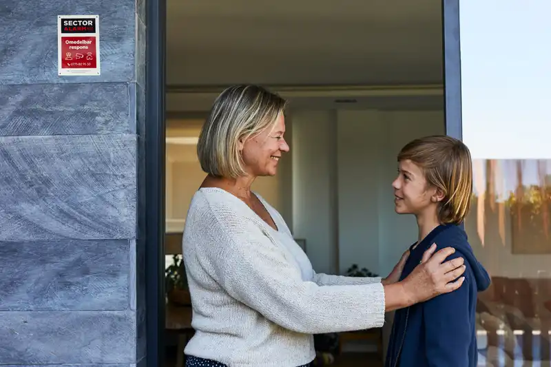 northen-mother-and-son_peace-of-mind_swe_wbp-1